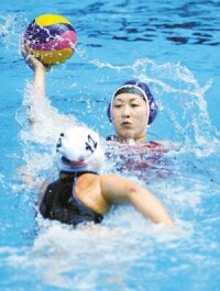 中國女子水球隊隊員（上）在決賽中持球進攻
