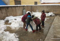 三塘村兒童玩雪