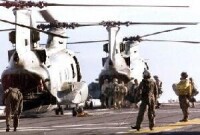 美海軍在海灣登上直升機
