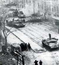 布達佩斯街頭被群眾焚毀的蘇軍重型坦克