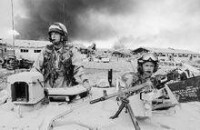 伊拉克戰爭“沙漠之鼠”的兩名坦克手拉警戒
