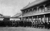 1901年丁韙良等人在京師大學堂前合影