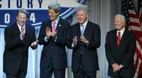 自左起：戈爾，克里，柯林頓和卡特