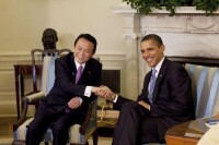 2009年在白宮與奧巴馬握手