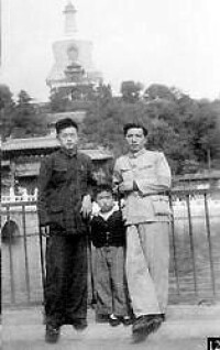 張中曉（左1）1954年國慶節在北海公園