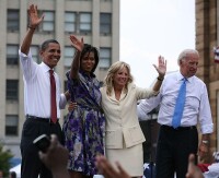 2008年8月與奧巴馬參加競選集會