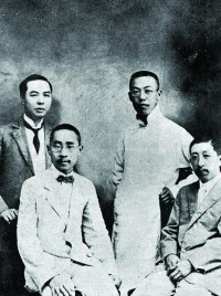 1904年朱執信（前排左一）
