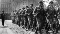 蘇聯軍隊入侵布拉格，60萬以上的軍隊佔領了這個進行政治改革的國家。 