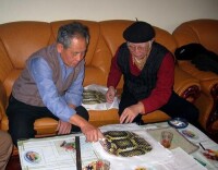 蕭劍聲（右）與宋廣寧在研究三弦製作