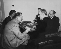 和戈林交談的鄧尼茨(右二)攝於紐倫堡