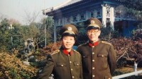 1987年，袁芳烈和秘書陳有西在杭州。
