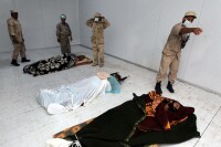 卡扎菲(左)及穆塔西姆(右)的屍體被並排放置在米蘇拉塔一家冷庫內