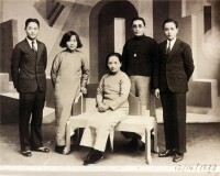 1933張氏家族，右二張洪祖父，右一張洪之父