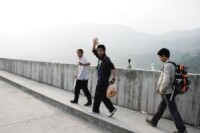 　《新民周刊》記者楊江（中）與當地青年結伴徒步去映秀