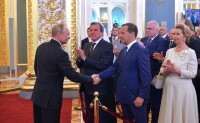 2018年俄羅斯總統就職儀式上的梅德韋傑夫與普京（左一）