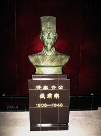 錢肅樂銅像