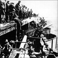 列剋星敦號航母官兵在棄船之前集中在甲板上