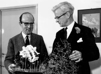 馬克斯·佩魯茨與同事約翰·肯德魯共同獲1962年諾貝爾化學獎