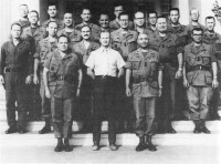 約翰·保羅·范恩（正中間白衣者）和他的部下在波來古司令部