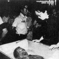 阿基諾夫人在丈夫的遺體旁