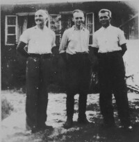 成功從奧斯維辛逃脫的三個人，中間為維托爾德·皮萊茨基。