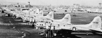 （圖）嶄新的 B-17G 在波音機場排成一列