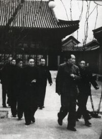 毛澤東、朱德、朱學范（右四）在中南海
