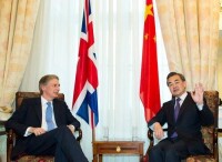 外交部長王毅（右）會見英國外交大臣哈蒙德