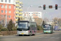 前為303路新車，後為老車