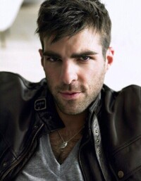 劇中主演：Zachary Quinto