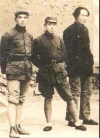 抗日戰爭時期的陳伯鈞（左二）與毛澤東（左三）