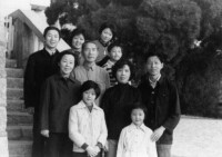 1982年陳汝惠（二排中）與家人攝於廈大