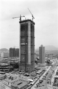 興建中的廣東深圳國際貿易大廈