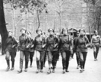 俄國婦女敢死營女兵表演隊列