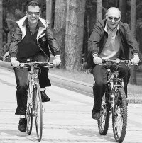 資料圖片：梅德韋傑夫和普京一起騎自行車