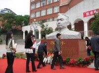 矗立在江西萍鄉中學內的凱豐同志塑像