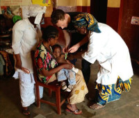 湯姆·希德勒斯頓在南蘇丹看望當地兒童