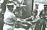 日本佔領軍山村少將正式向聯軍指揮官艾斯狄克准將繳械投降