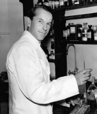 馬克斯·佩魯茨的合作夥伴，1958年和1980年諾貝爾化學獎獲得者桑格