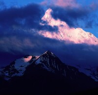 雪山一號圈谷，谷壁中央處即為主峰