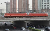 韶山7E型電力機車在蓮花橋
