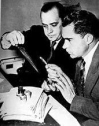 尼克松（右）和助手查看希斯的間諜照片底片