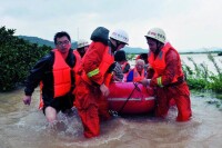 浙江法制報記者隨消防官兵營救被困群眾