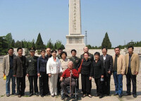 張斌出席“淮海戰役”勝利60周年紀念大會在烈士紀念碑下合影