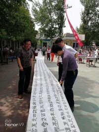 老師們觀看學生書法長卷。圖片來源：鞏義市魯庄鎮趙城小學