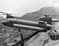 越戰中一架做極限懸停降落的CH-47B，這是“支奴干”的拿手好戲