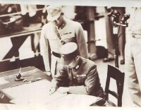 1945年，商震（后）陪同徐永昌接受日本無條件投降