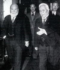 高橋蔵相 （左） 和齋藤內大臣