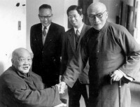 1952年，鈕永建在台北探望病中的老友吳稚暉