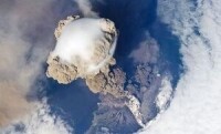 俄羅斯薩瑞徹維火山爆發，上升的火山蒸汽形成了一個巨大的火山“氣泡”。薩瑞徹維火山位於俄羅斯馬圖阿島(Matua Island)西北端。馬圖阿島是千島群島（Kuril Islands）的一部分，該群島主權存在爭議。